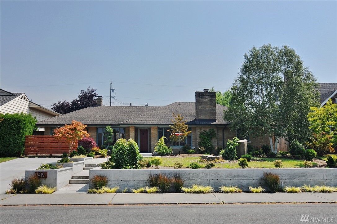 Property Photo: 915 Rucker Ave WA 98201