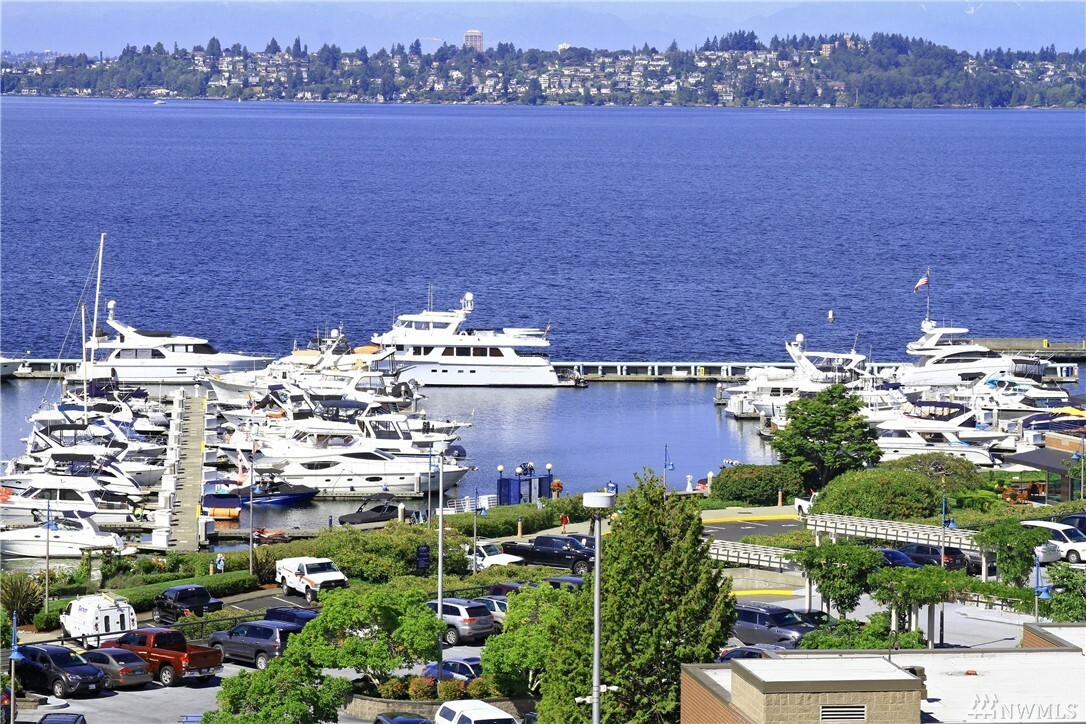 Property Photo:  5304 Lake Washington Blvd NE F  WA 98033 