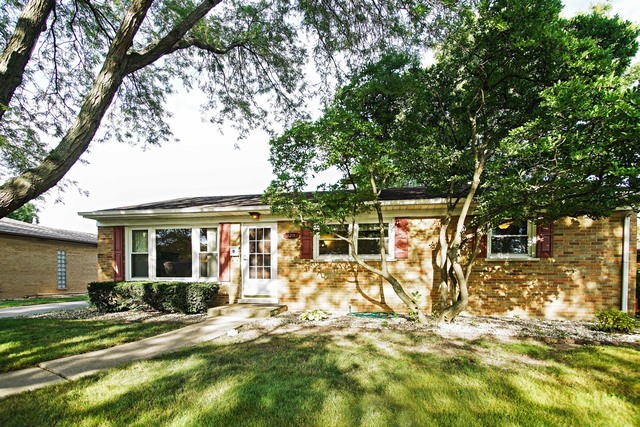 Property Photo:  1211 Robert Drive  IL 60056 