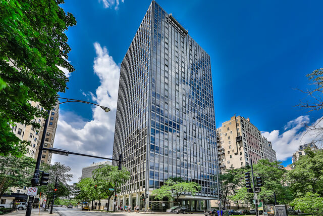 Property Photo: 2400 Lakeview Avenue 1803 IL 60614