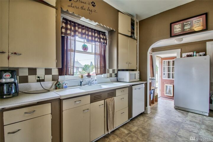 Property Photo:  702 Warner St  WA 98284 