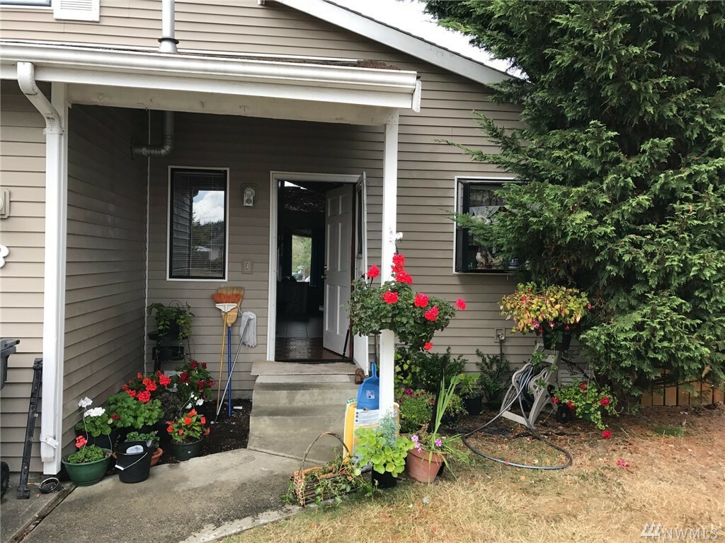 Property Photo: 803 S 22nd Place A&Ampb WA 98274