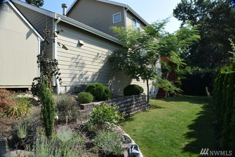 Property Photo:  665 Newport Ct NE  WA 98056 