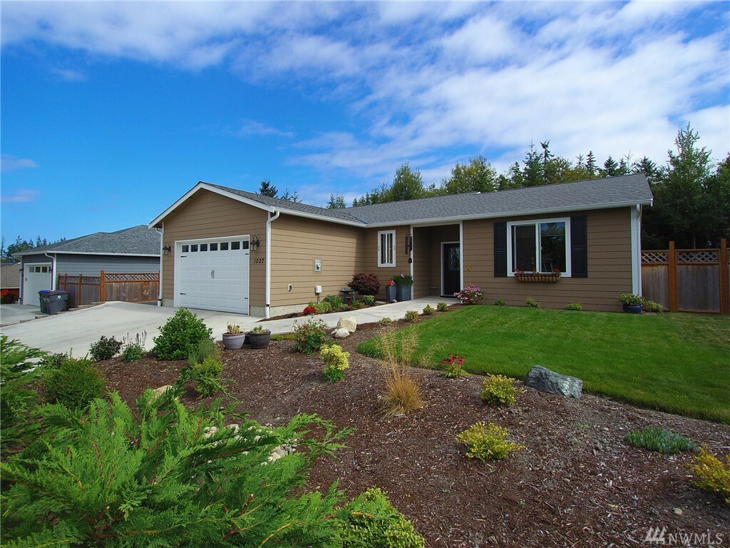 Property Photo:  1027 Dunker Dr  WA 98363 