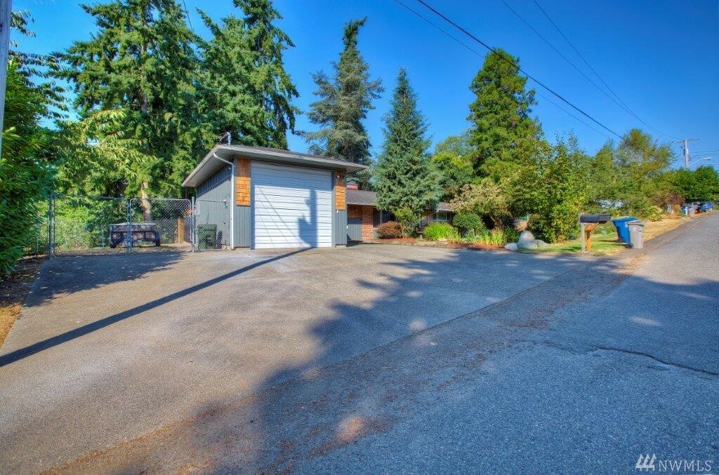 Property Photo:  25843 33rd Ave S  WA 98032 