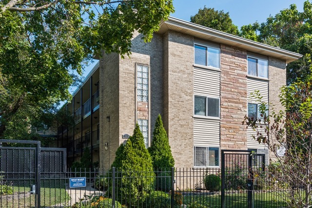 Property Photo: 1404 W Estes Avenue 1B IL 60626