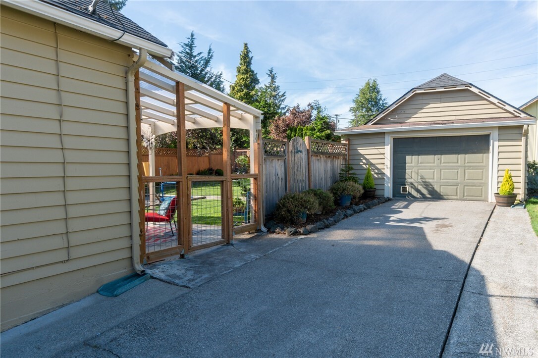 Property Photo: 509 E Front St WA 98264