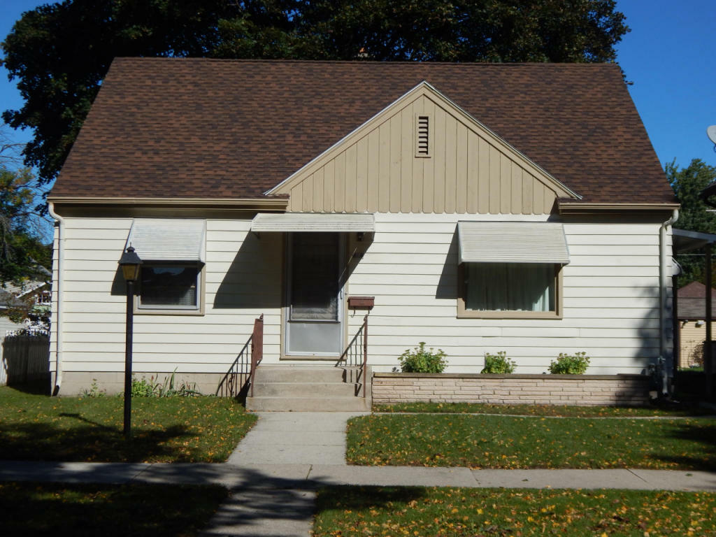 Property Photo:  824 Mead Ave  WI 53081 