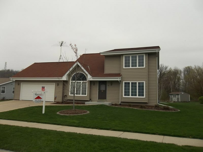 Property Photo: 410 Glen View Ln WI 53086-9656