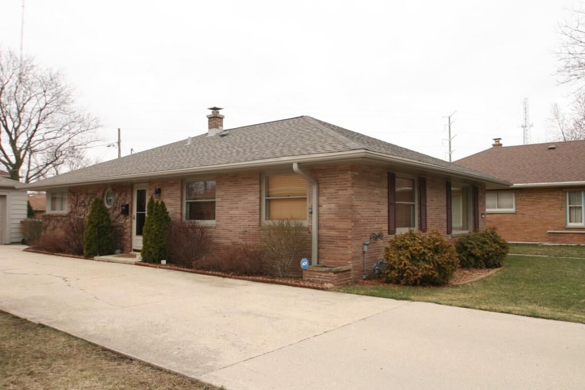 Property Photo:  1331 W Birch Ct  WI 53209 
