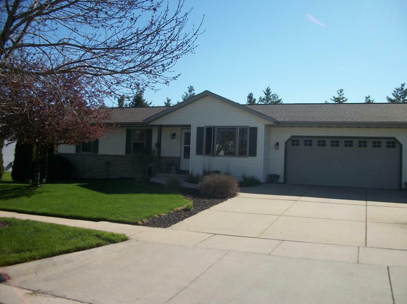 Property Photo:  W201n16520 Hemlock St  WI 53037 