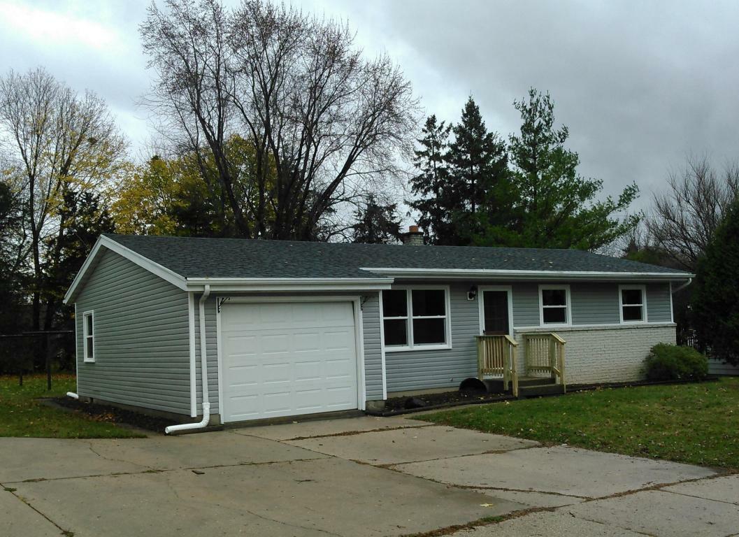 Property Photo:  727 Pleasant Dr  WI 53095-4159 