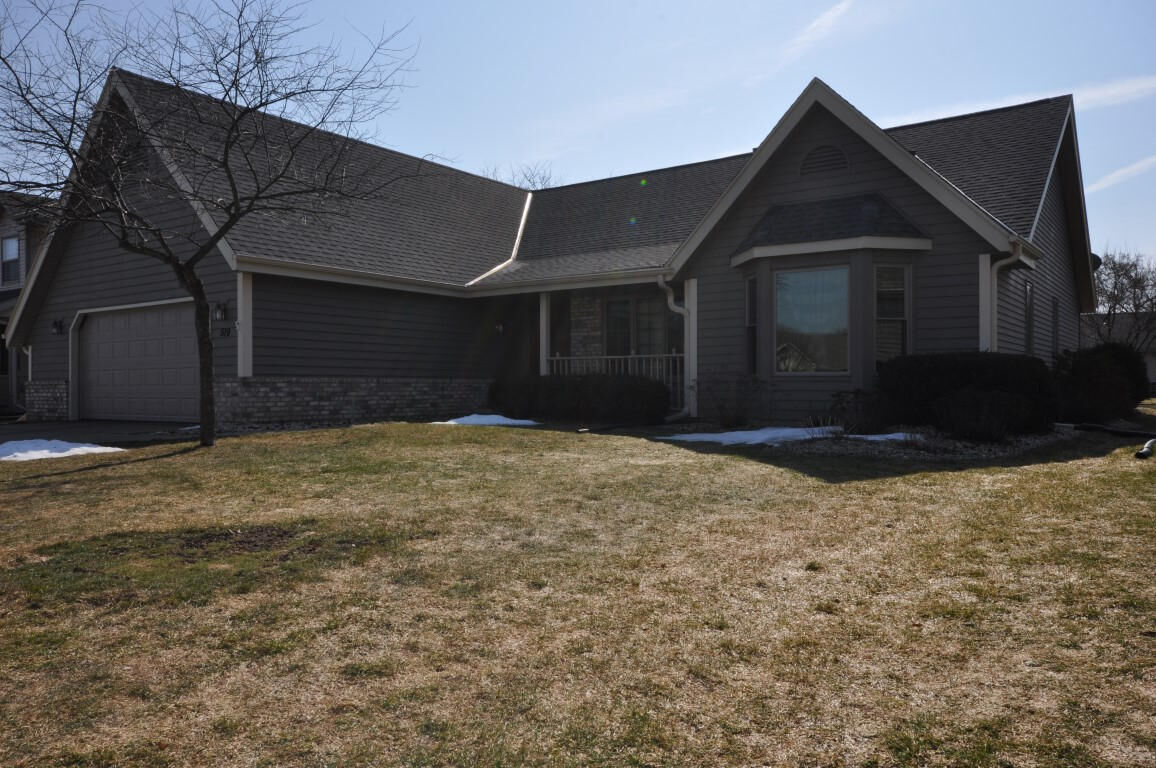 Property Photo: 519 Braatz Dr WI 53040-9181