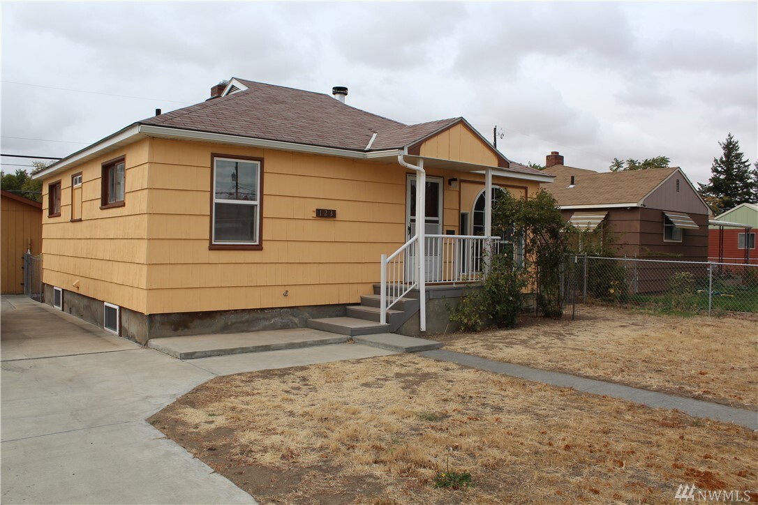 Property Photo: 123 F St NE WA 98823