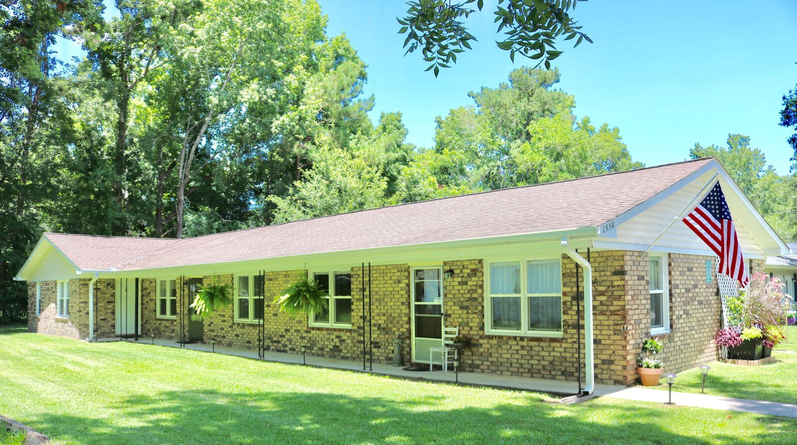 Property Photo:  1550 Acacia Street  SC 29407 