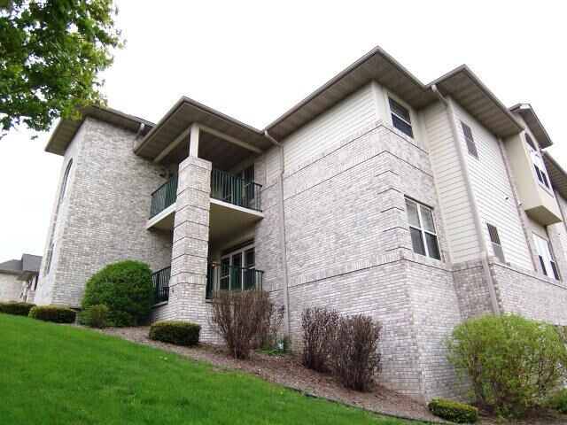 Property Photo: 450 N Silverbrook Dr 107 WI 53090-2431