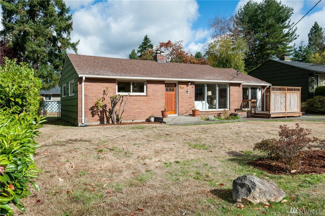 Property Photo: 1516 N 121st St WA 98133
