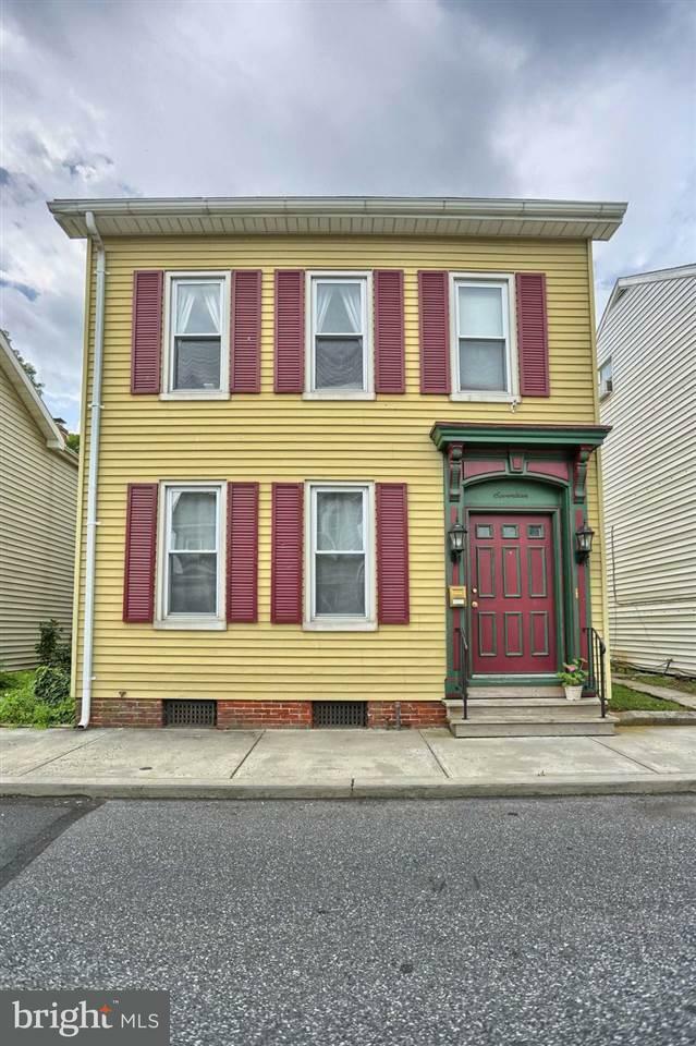 Property Photo:  17 W Locust Street  PA 17055 