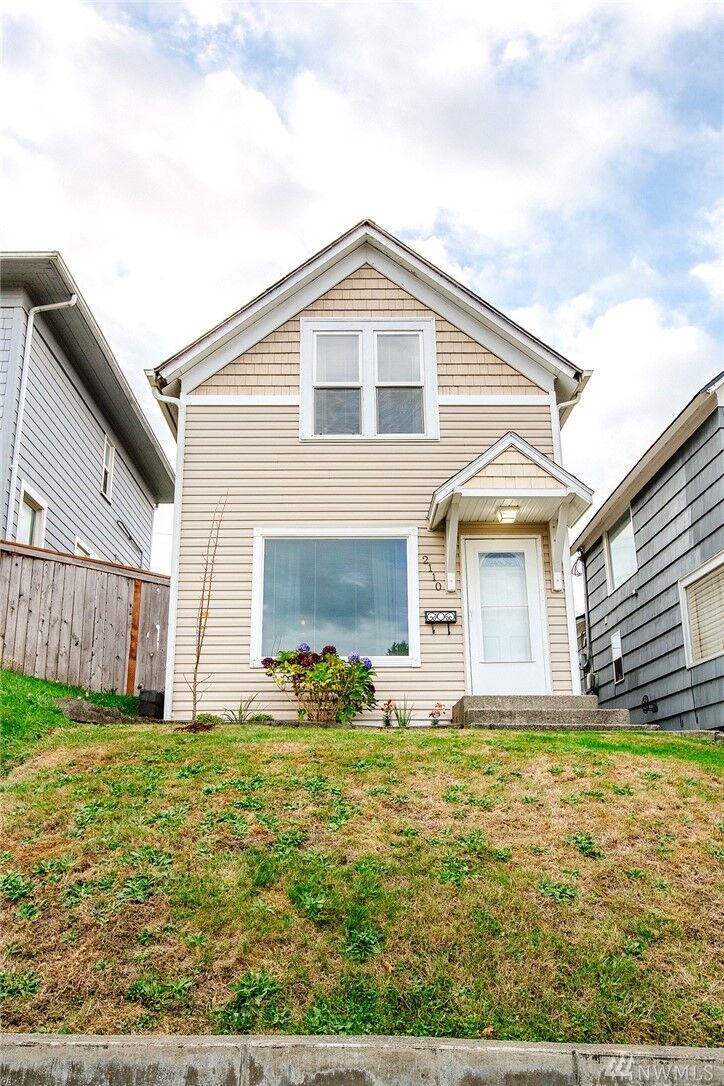 Property Photo:  2110 Wetmore Ave  WA 98201 