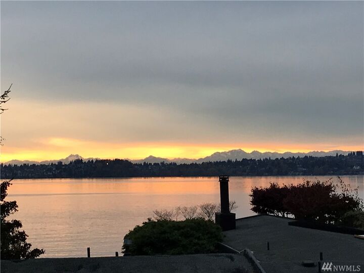 Property Photo:  6207 Lake Washington Blvd NE  WA 98033 