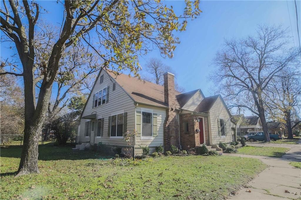 Property Photo:  908 N Sherman Street  TX 75119 