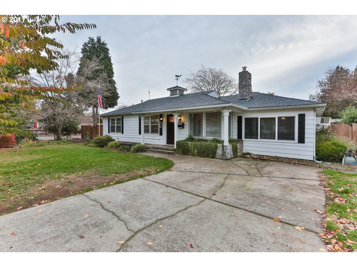 Property Photo: 575 E Berkeley St OR 97027