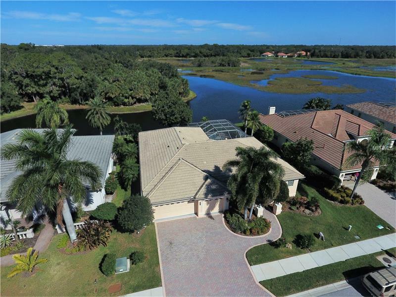 Property Photo:  8513 Park Shore Lane  FL 34238 