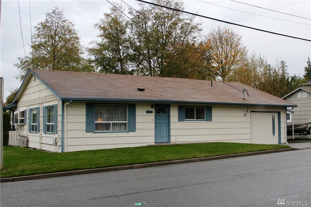 Property Photo:  801 Cedar St  WA 98020 