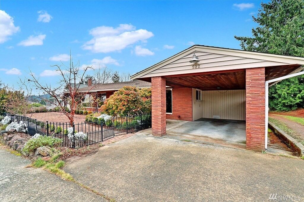 Property Photo:  522 9th Ave N  WA 98020 
