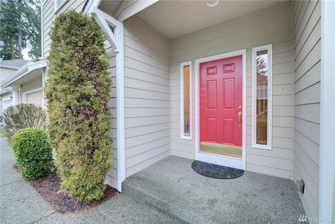 Property Photo:  670 Newport Ct NE  WA 98056 