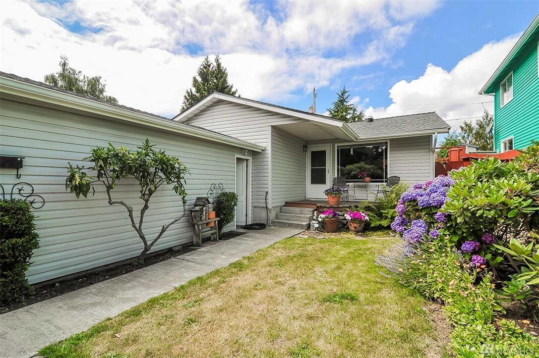 Property Photo:  8425 18th Ave SW  WA 98106 