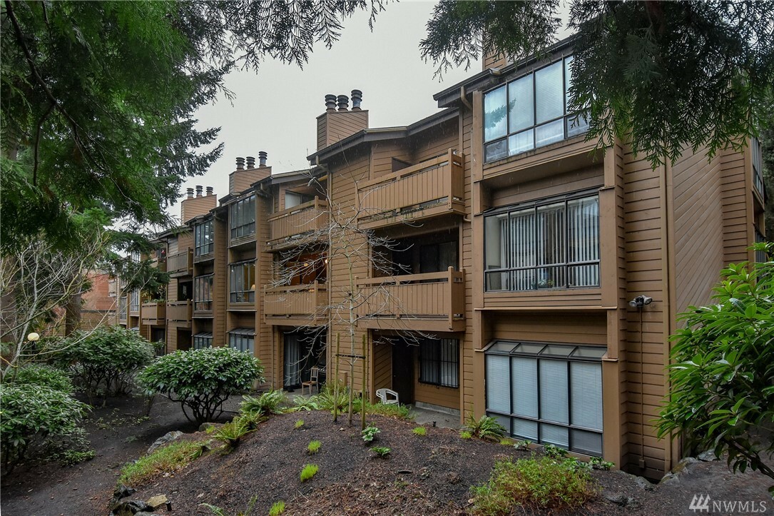 Property Photo:  1819 N 107th St 202  WA 98133 