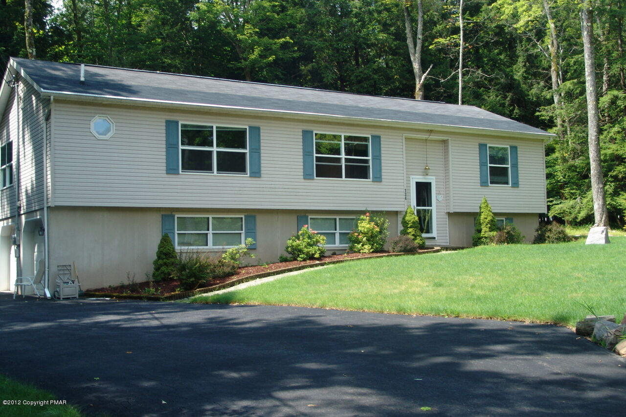 Property Photo: 134 Sir Lyonnese Ct PA 18610