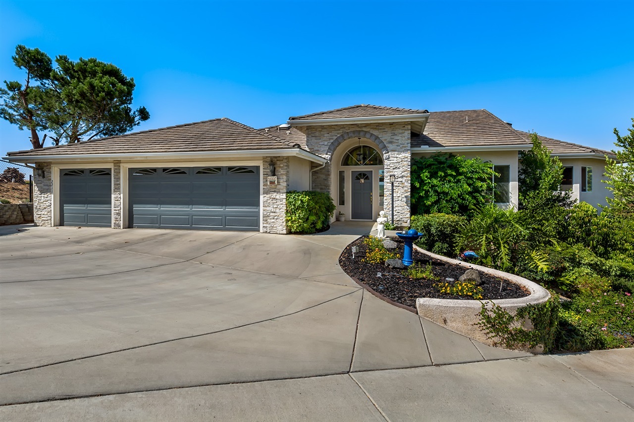 Property Photo:  2211 Crest Hill Ln  CA 92028 