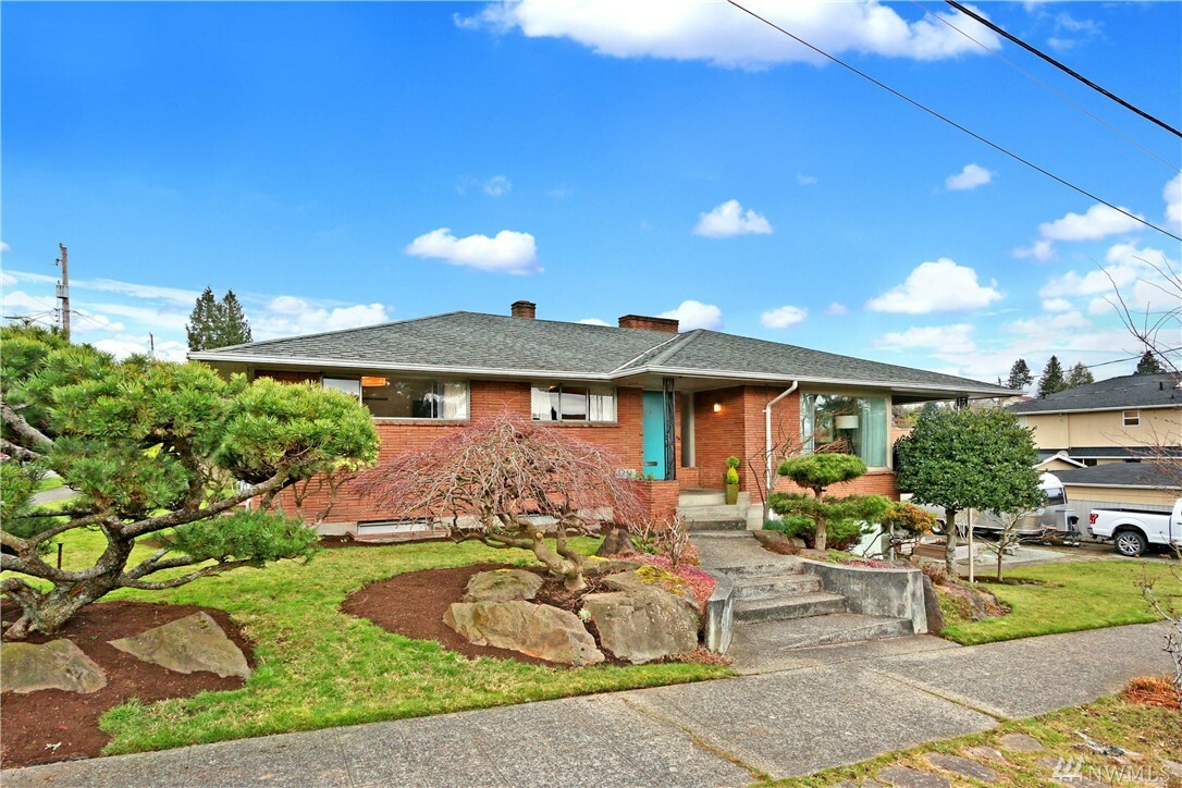 Property Photo:  5246 S Mayflower St  WA 98118 