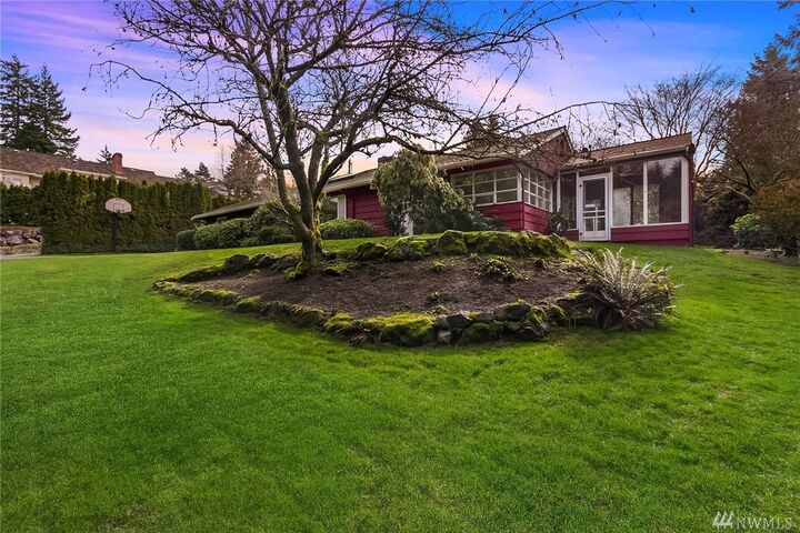 8809 NE 28th St  Clyde Hill WA 98004 photo