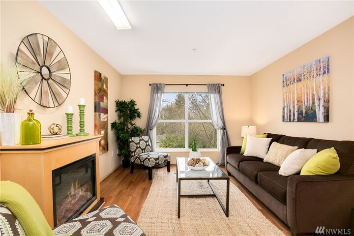 Property Photo: 9057 Greenwood Avenue N 202 WA 98103