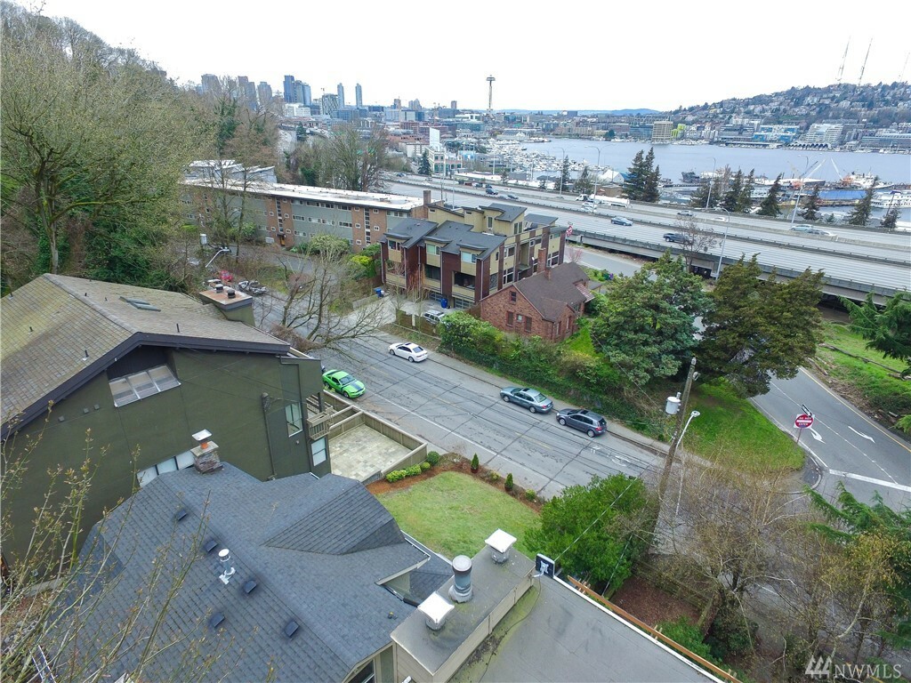 Property Photo: 1606 Lakeview Blvd E WA 98102