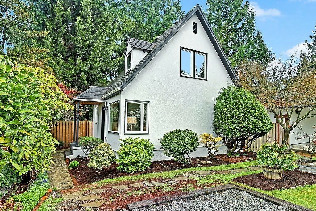 Property Photo:  1645 N 167th St  WA 98133 