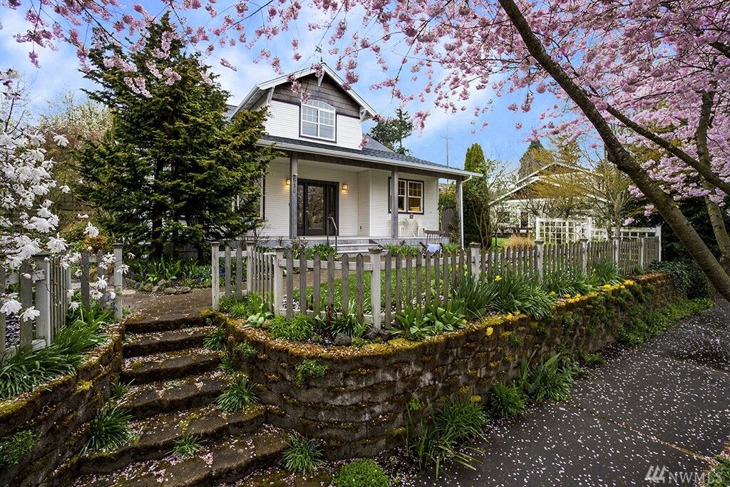 Property Photo:  530 9th Ave  WA 98033 