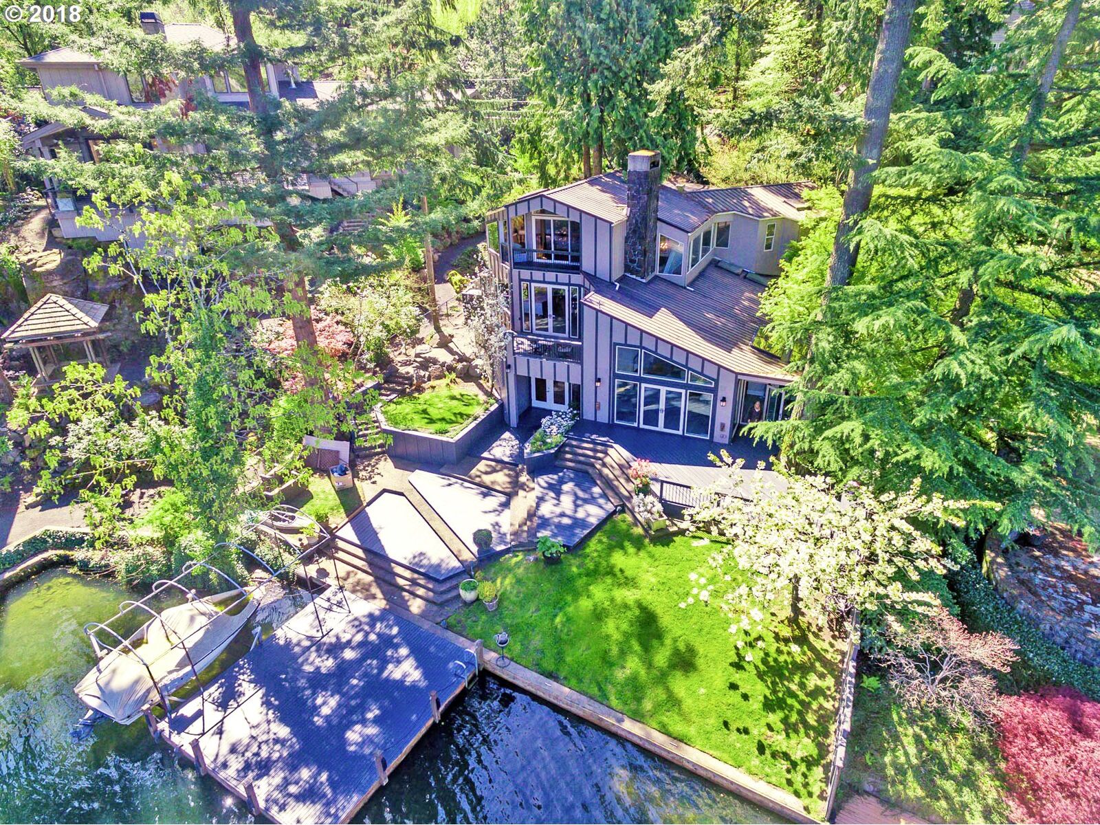 Property Photo: 1115 Lake Front Rd OR 97034