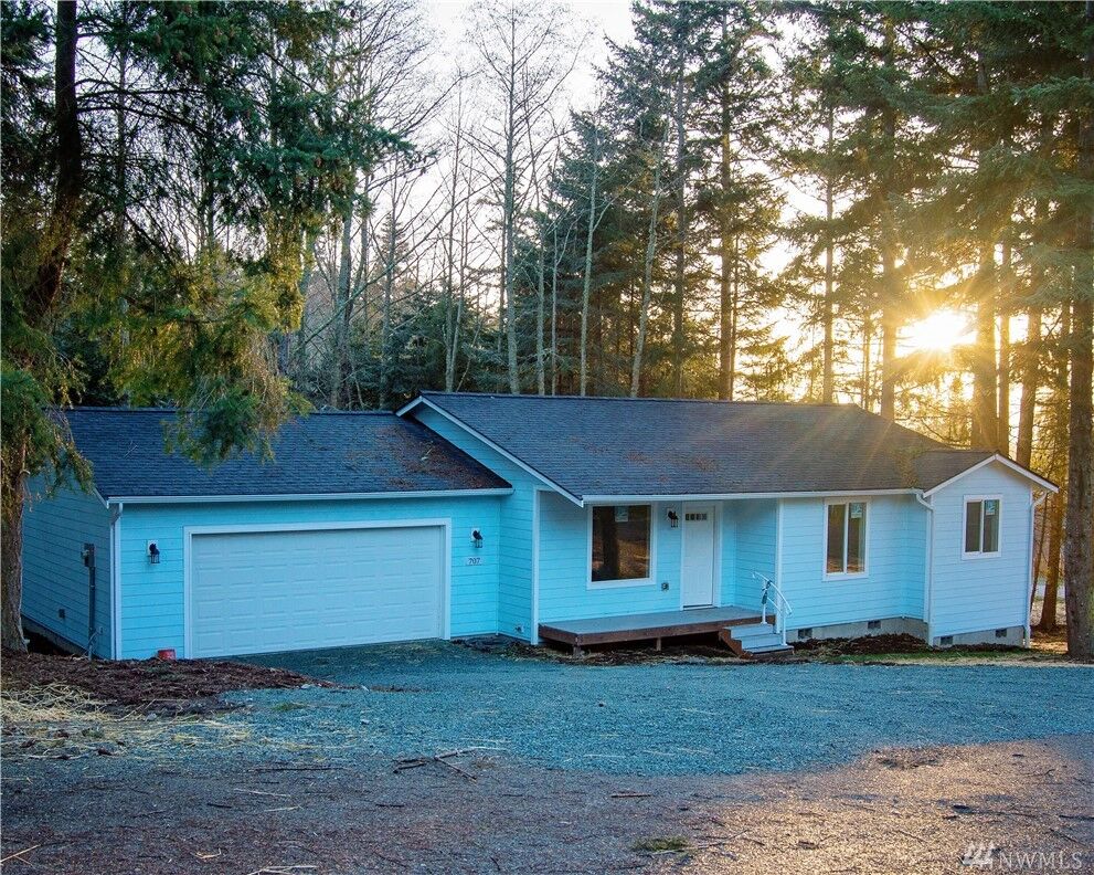 Property Photo:  707 NE Circle Dr  WA 98239 