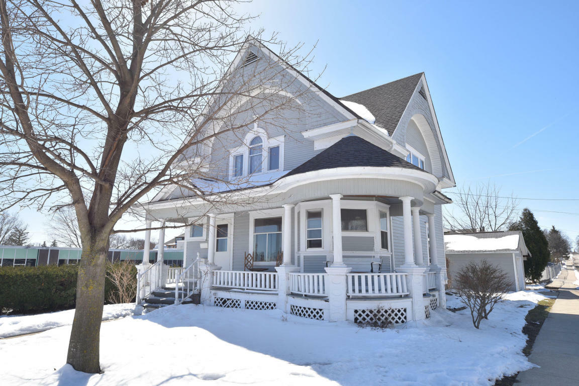 Property Photo:  833 Cedar St  WI 53095 