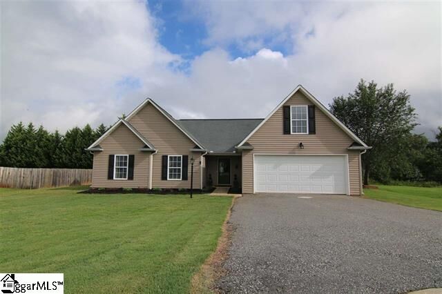 Property Photo: 623 Kneewood Court SC 29316