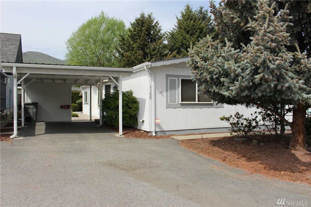 Property Photo: 1100 Foothills Lane 1 WA 98801