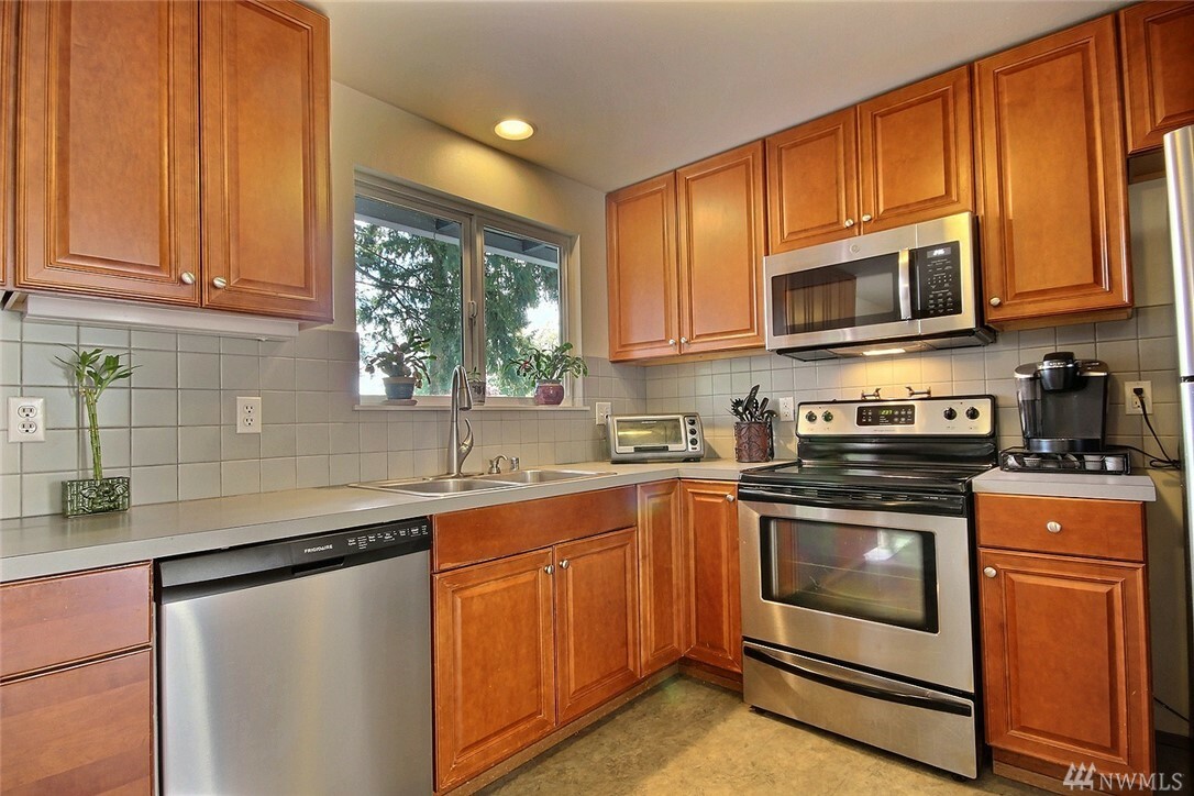 Property Photo:  425 N 141st St  WA 98133 