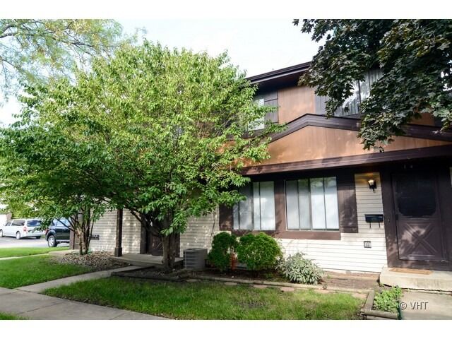 Property Photo: 1440 Sutter Drive 1440 IL 60133