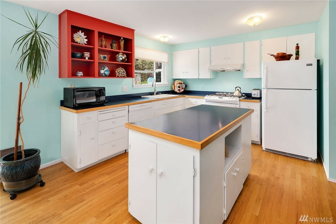 Property Photo: 4904 241st St SW WA 98043