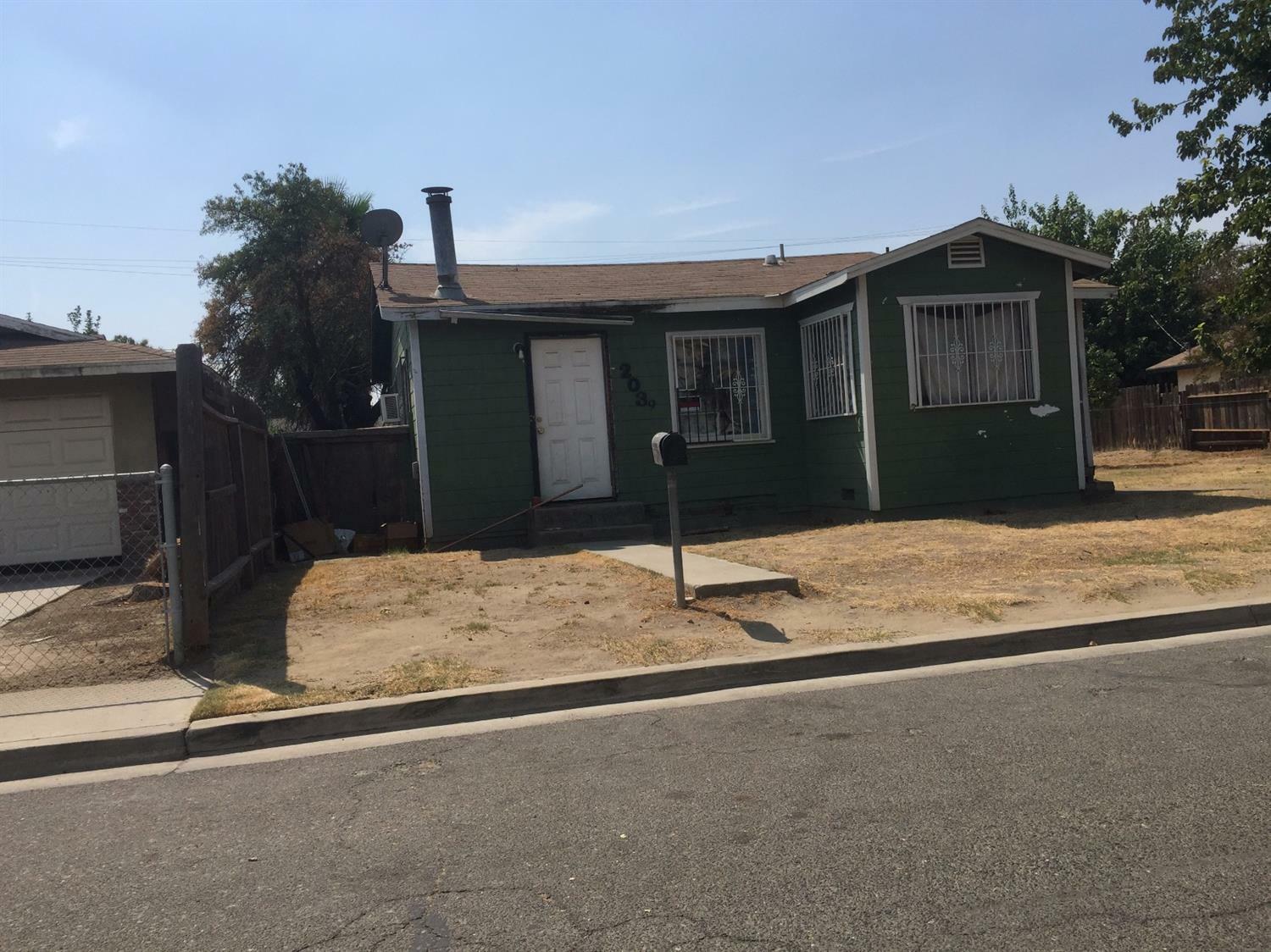 Property Photo:  2039 W Stewart Avenue  CA 93291 