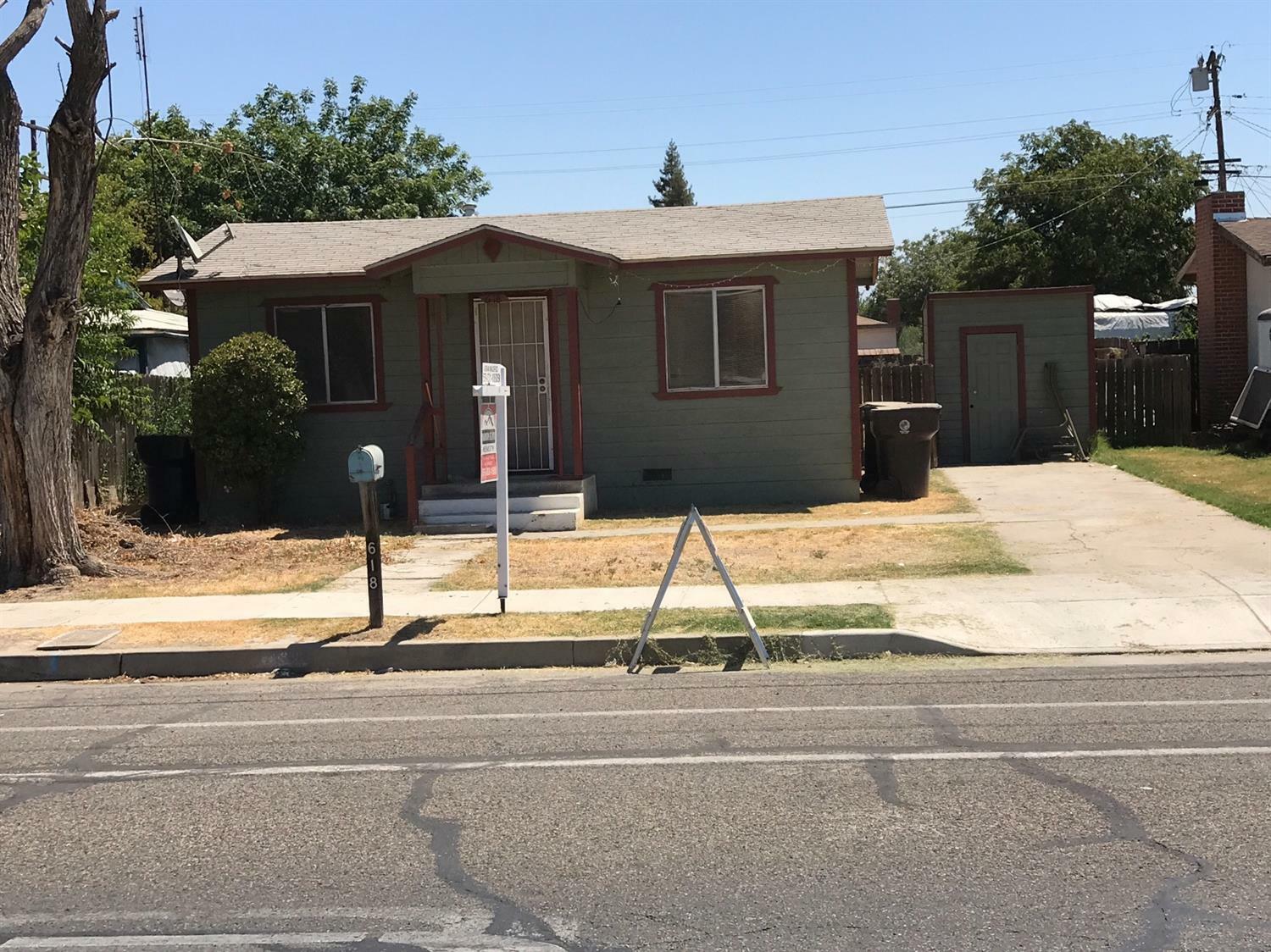 Property Photo:  618 N E Street  CA 93274 